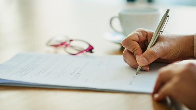 Ilustrasi. Surat Pernyataan Tanggung Jawab Mutlak digunakan salah satunya untuk mengurus akta kelahiran. Berikut contoh format surat pernyataan tanggung jawab mutlak. (Foto: iStockphoto/PeopleImages)